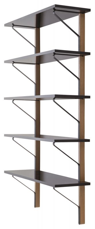 Artek Kaari Wandregal mit fünf schwarzen Regalböden und hellen Holzstreben. Modernes Design.